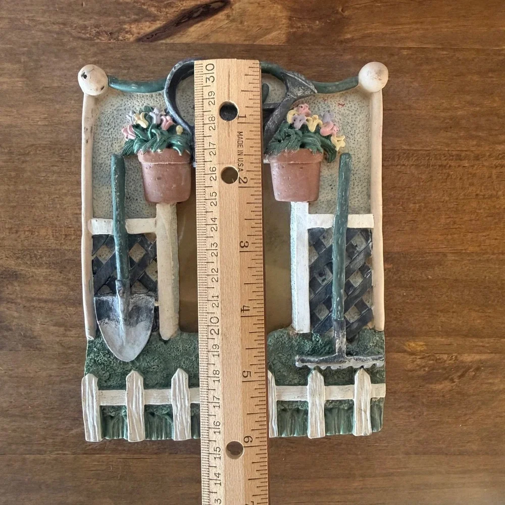 VintageStyle 3D Garden Theme Resin Picture Frame Picket Fence Watering Can Decor